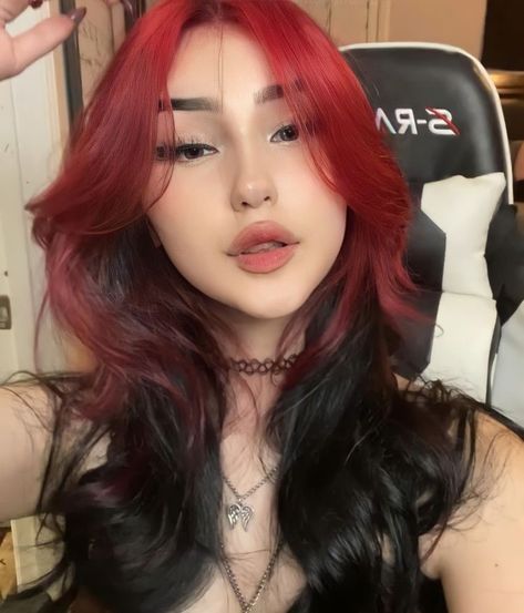 Black Red Hair, Hair Color Underneath, Red Hair Inspo, Dyed Red Hair, Hair Color Streaks, Hair Streaks, Dyed Hair Inspiration, Hair Dye Ideas, Pretty Hair Color