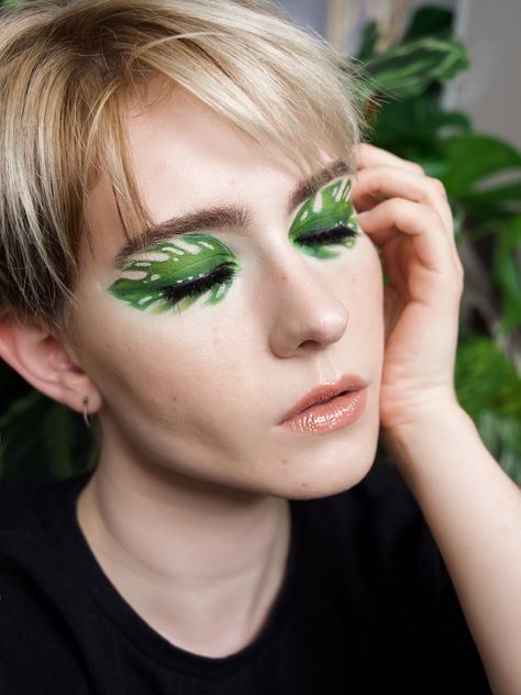 Plant Themed Makeup, Green Leaf Makeup, Plant Eyeliner, Plant Makeup Looks, Fragile Costume, Leaf Eye Makeup, Vine Makeup, Moss Makeup, Leaf Makeup