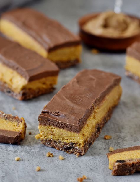 These vegan no-bake pumpkin bars are plant-based (dairy-free, egg-free), gluten-free, paleo-friendly, refined sugar-free and easy to make. No baking skills required! Perfect fall dessert! #vegan #glutenfree #pumpkin #bars #snack #dessert | elavegan.com No Bake Pumpkin Bars, Vegan Pumpkin Dessert, Sweet Pumpkin Recipes, Gluten Free Pumpkin Bars, Pumpkin Bar, Chocolate Glaze Recipes, No Bake Pumpkin, Baking Skills, Bake Pumpkin