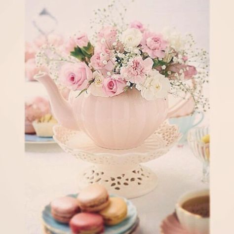 Flowers always puts a smile on my face X Girly Baby Shower Themes, Baby Shower Centerpiece Ideas, Tea Party Bridal Shower Decorations, Boho Baby Shower Decorations, Teapot Centerpiece, Baby Shower Decoration Ideas, Tea Party Theme, Instagram Flowers, Baby Shower Decoration