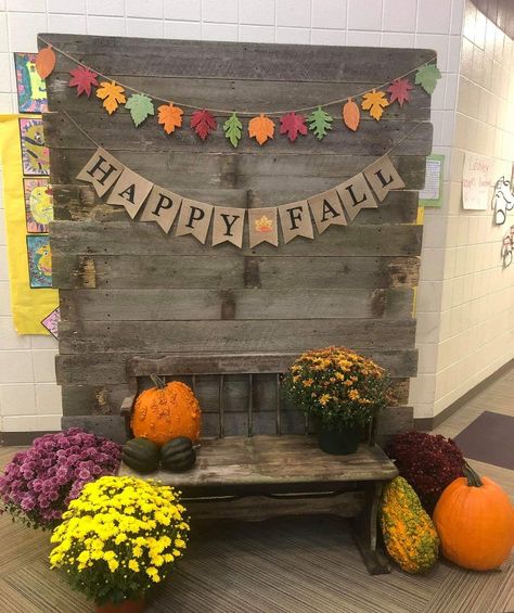 Outside Photo Booth Ideas, Diy Thanksgiving Photo Booth Backdrop, Fall Decor Ideas For School, Harvest Photo Booth Ideas, Fall Photo Backdrop Ideas Outdoor, Fall Fest Photo Booth Ideas, Fall Photo Booth Ideas Diy, Fall Photobooth Diy, Diy Thanksgiving Backdrop