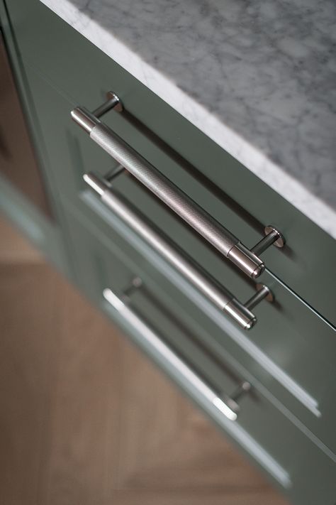 Stainless Steel Kitchen Hardware, Green Kitchen Inspiration, Stainless Steel Kitchen Cabinets, The Colour Green, Dark Green Kitchen, Kitchen Cupboard Handles, Minimal Kitchen, Kitchen Details, Kitchen Cabinet Pulls