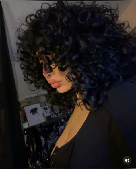 Short Voluminous Curly Hair, Black Hair With Dyed Tips, Mixed Women With Curly Hair, Black And Blue Curly Hair, Blue Black Hair Curly, Curly Haircut For Volume, Fluffy Curls Black Women, Midnight Blue Curly Hair, Blue Black Curly Hair