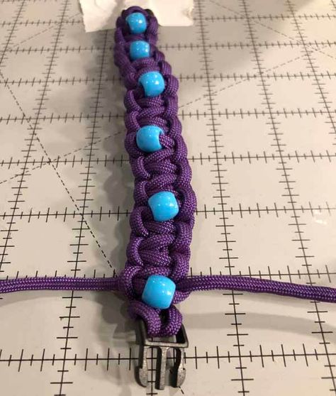 Paracord And Beads, How To Paracord Bracelet, Paracord With Beads, Easy Paracord Bracelets, Paracord Bracelet With Beads, Kids Bead Bracelet, Paracord Bracelet Designs, Crochet Pony, Paracord Necklace