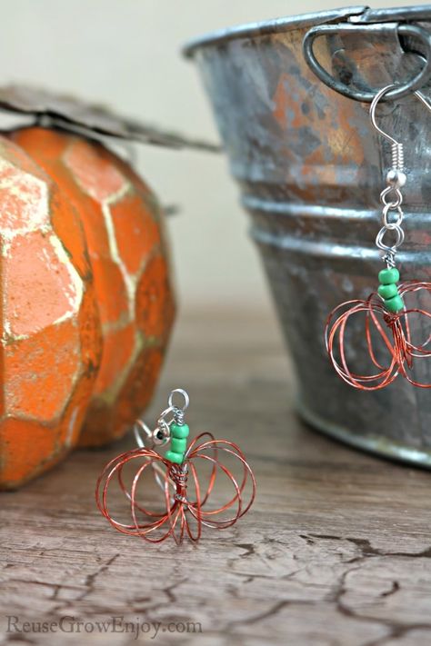 DIY Wire Pumpkin Earrings Diy Wire Pumpkin, Wire Pumpkin, Scissors Jewelry, Sharpie Permanent Markers, Halloween Diy Crafts, Pumpkin Earrings, One Day At A Time, Diy Pumpkin, Earrings Diy