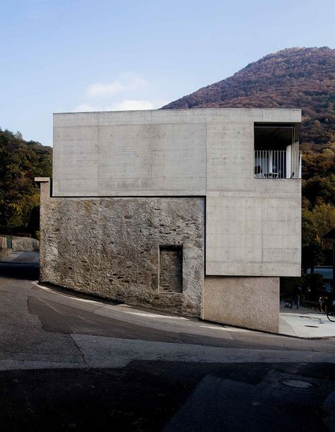 SUBTILITAS — Andrea Frapolli Architetto - Casa Lafranchi &... Architecture Renovation, Renovation Architecture, Concrete Houses, Concrete Architecture, Stone Architecture, Apartment Architecture, Brutalist Architecture, Exterior Stone, House Architecture