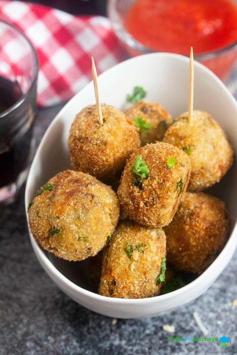 Polpette Recipe, Eggplant Balls, Italian Eggplant, Finger Food Snacks, Eggplant Meatballs, Eggplant Recipes Easy, Eggplant Lasagna, Awesome Appetizers, Plant Based Recipes Easy