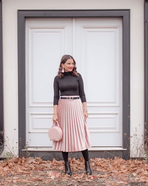 Tips on How to Style a Pleated Midi Skirt Pink Midi Skirt Outfit Fall, Pleated Chiffon Skirt Outfit, Midi Pink Skirt Outfit, Pink Skirt Fall Outfit, Plisse Skirt Outfit Winter, Light Pink Skirt Outfit Winter, Blush Midi Skirt Outfit, Pink Pleated Skirt Outfit Winter, Pink Fitted Pleated Skirt For Fall