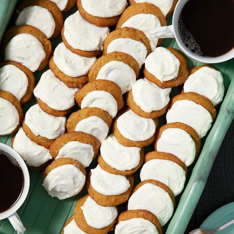 Pumpkin Cookies with Cream Cheese Frosting Pumpkin Cookies With Cream Cheese, Pumpkin Cookies Easy, Cookies With Cream Cheese Frosting, Pumpkin Cream Cheese Pie, Cookies Pumpkin, Cookies With Cream Cheese, Cupcake Cream, Pumpkin Cookie, Pumpkin Spice Cookies