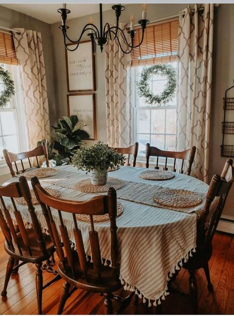 Old School Home Decor, Antique Dining Table Decor, Aesthetic Dinning Rooms, Homey Dining Room Ideas, Homestead Dining Room, Vintage Country Dining Room, Empty Closet Space Ideas, Farmhouse Table Cloth Ideas, Southern Rustic Home Decor