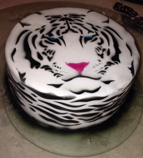 my friend dijana dee made this awesome white tiger cake. shes very talented. Ice Age Cake, Airbrush Cake, Tiger Cake, Lion King Cakes, Cake Writing, Animal Cake, Animal Cakes, Cat Cake, Just Cakes