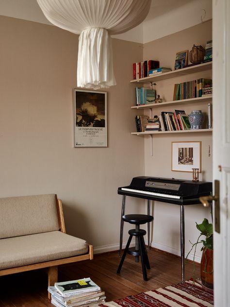 A Charming & Soft Family Apartment in Stockholm — THE NORDROOM Piano Room Decor, Instrument Storage, Bohemian Apartment, Home Music Rooms, Piano Decor, Music Corner, Piano Room, Family Apartment, Lovely Family