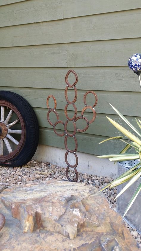 Horseshoe Cactus Yard Art, Horseshoe Metal Art, Horseshoe Welding Ideas, Horse Shoes Crafts, Horseshoe Welding Projects, Horseshoe Welding, Cactus Horseshoe, Horseshoe Cactus, Horseshoe Decorations