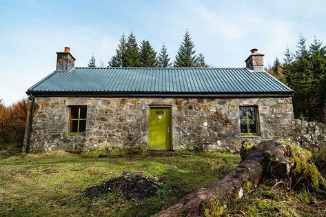 Gleann Dubh-Lighe Bothy in the morning sun Scottish Bothies, Stone Cottage Homes, Scottish Cottages, Natural Architecture, Irish Houses, Scottish Homes, Stone Cottages, Irish Cottage, Into The West