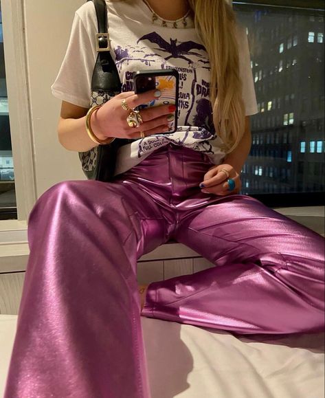 Purple Metallic Pants Outfit, Metallic Pant Outfit, Pink Metallic Pants Outfit, Metalic Outfits Ideas, Purple Party Outfit, Pink Metallic Pants, Metallic Pants Outfit, Metallic Outfit, Vogue Party