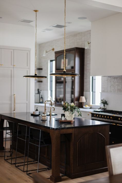 Mixed tones in this kitchen. The cabinetry is pretty stunning... 😍 · · · · · · · · · www.laurenjanoskigroup.com · #RealEstateAgents #Minnesota #MNRealtors #MNRealEstate #TwinCitiesRealEstate #MinneapolisAgent #AllThingsRealEstate #RealEstateAgent #RealEstate #LuxuryRealEstate #LuxuryListings #BestOfTwinCities #Trending #MidwestLiving #MidwestIsBest #Minnstagramers #MidwestHomes #TheLJGDifference #LJG #TheLaurenJanoskiGroup #ColdwellBanker #ColdwellBankerGlobalLuxury #Minneapolis #HomeDesign Stained Island, Kitchen Sconces, Walnut Kitchen Island, Meridian House, White Oak Kitchen, Recessed Cabinet, Sophisticated Interior, Walnut Kitchen, Home Bunch