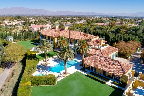 Las Vegas Luxury, Wynn Las Vegas, Luxury Modern Homes, Las Vegas Homes, Unusual Home, Hotel Industry, Celebrity Houses, Outdoor Entertaining, Outdoor Lifestyle