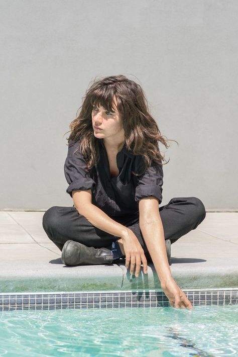 The Strange Poignancy of Courtney Barnett’s Minutiae | by Amanda Petrusich | The New Yorker Keaton Henson, Courtney Barnett, Bo Burnham, Music Pics, Music People, Last Fm, Music Mix, The New Yorker, Latest Music