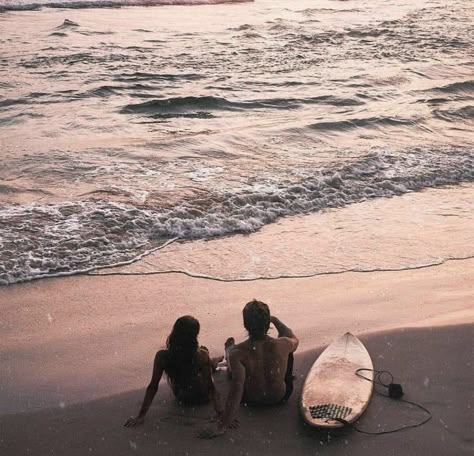 #alovestory #couple #beach #ocean Surfer Couple, Surfer Aesthetic, Surfing Aesthetic, Surf Aesthetic, Surf Vibes, Obx Dr, Jj Maybank, Surf Life, Paradise On Earth