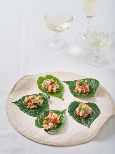 Pomelo betel leaf - Miele Experience Centre Vietnamese Fine Dining, Party Nibbles, Betel Leaf, Nibbles For Party, Malaysian Cuisine, Photo Food, Malaysian Food, Asian Fusion, Fusion Food