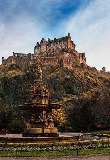 Edinburgh Castle, Edinburgh, Scotland. Had a 2 night break here in the summer but would love to go back over Christmas and New Year. Edinburgh Castle Scotland, Old Castle, Castle Scotland, Famous Castles, Scotland Castles, Scottish Castles, Edinburgh Castle, England And Scotland, Beautiful Castles