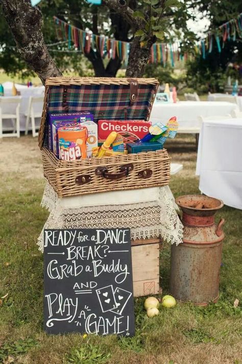 Wedding Games Beach, Cheap Wedding Activities, Outdoor Spring Wedding Ideas Rustic, Wedding Backyard Games, Diy Wedding Entertainment, Summer Picnic Wedding, Backyard Wedding Activities, Wedding Game Table, Kids Activities For Wedding