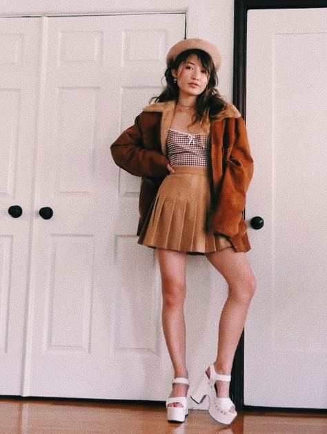 Tan Beret Outfit, Brown Beret Outfit, Beret Outfit Summer, Oversized Beret, Brown Skirt Outfit, Brown Beret, Beret Outfit, Hipster Grunge, Tan Skirt