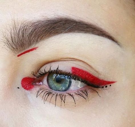 Grafik Eyeliner, Editorial Make-up, Red Eye Makeup, Graphic Makeup, Graphic Eyeliner, Smink Inspiration, Cool Makeup Looks, Red Makeup, Makijaż Smokey Eye