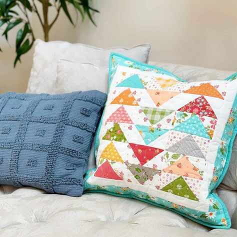 Find a round-up of free quilted pillow patterns and tutorials along with tips for sewing and finishing quilted pillows. Quilt Patterns For Pillows, Quilted Pillow Patterns, Fall Patchwork, Quilt Pillows, Quilt Instructions, Quilted Pillows, A Quilting Life, Easy Pillows, Pillow Patterns