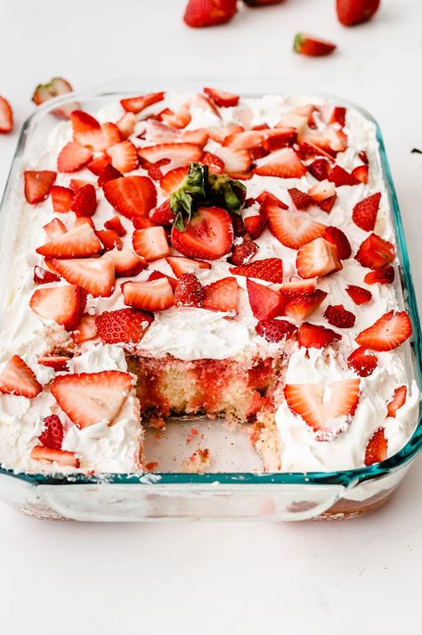 Summer Strawberry Cake, Summer Dessert Recipes Dairy Free, Refreshing Summer Desserts Easy, Summer Desserts Strawberry, Strawberry Lush Cake, Summer Birthday Dessert Ideas, Easy Summer Fruit Desserts, Light Desserts For Summer, Easy Summer Cake Recipes