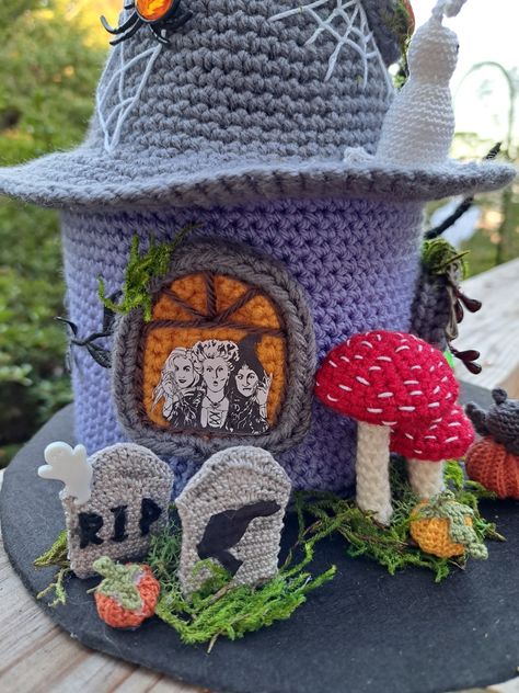 Crochet haunted house Crochet Home, Haunted House, Free Crochet Pattern, Free Crochet, Crochet Patterns, Dolls, Halloween, Knitting, Crochet