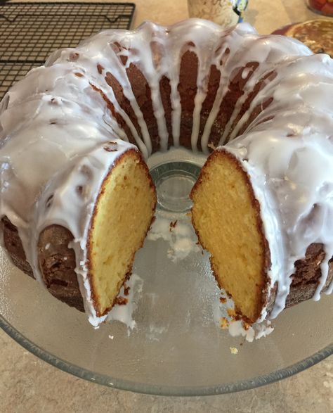 Bundt pan - Starbucks lemon pound cake ❤️ Coconut Pound Cake, Rainbow Cake Pops, Citrus Glaze, Coconut Pound Cakes, Camping Cakes, Starbucks Lemon, Fab Cakes, Streusel Coffee Cake, Wedding Cake Pops