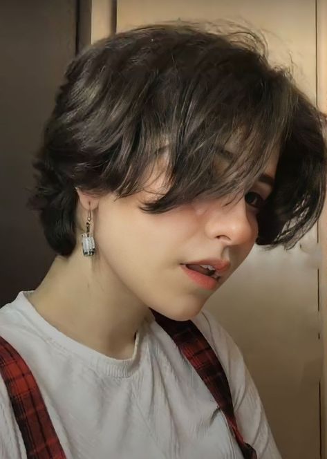 short hair feminine masculine nonbinary Androgynous Hair, Tomboy Hairstyles, Short Hair Tomboy, Really Short Hair, Hair Inspiration Short, Shot Hair Styles, Gender Envy, Haircuts Straight Hair, Short Hair Haircuts