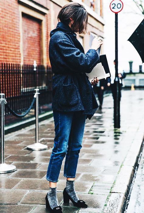 I want to try this "sock with my heels" thing The Who What Wear 30-Day Spring Style Challenge via @WhoWhatWear Socks Outfit, Cooler Style, London Fashion Week Street Style, London Fashion Weeks, Moda Chic, Socks And Heels, London Street Style, Style Challenge, Spring Style