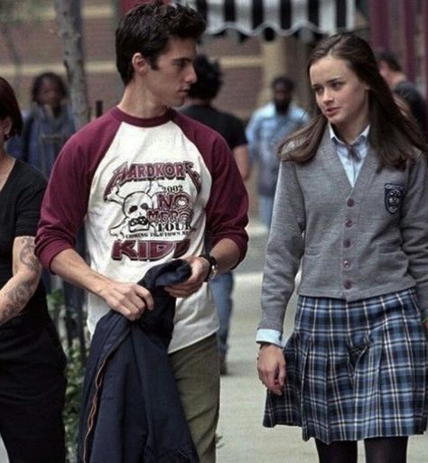 Rory and Jess #gilmoregirls 4 People Halloween Costumes, Jess Gilmore, Gilmore Girls Jess, Gilmore Girls Outfits, Rory And Jess, Jess Mariano, Gilbert Blythe, Rory Gilmore, Couples Costumes