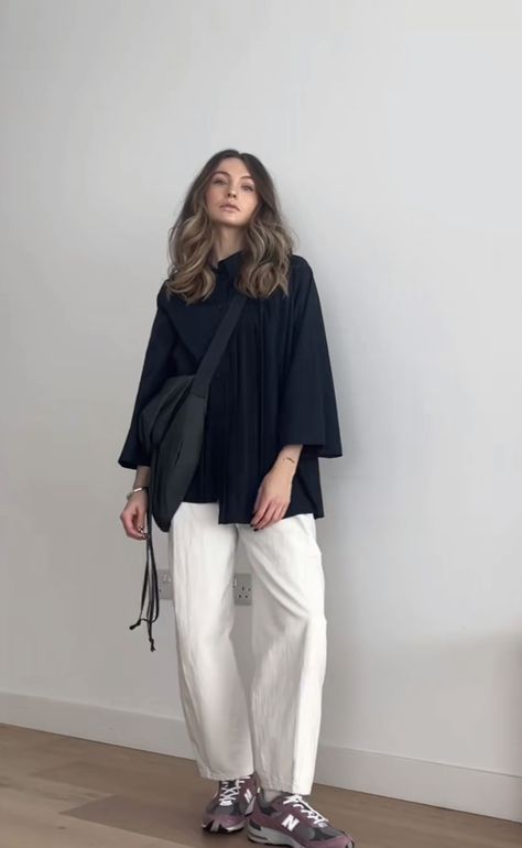 Jeans Outfit With Tshirt, Outfit With Tshirt, Outfit Ideas Muslim, Minimalist Street Style, White Jeans Outfit, Women Streetwear, Stylish Outfit, Simple Trendy Outfits, Jeans Outfit