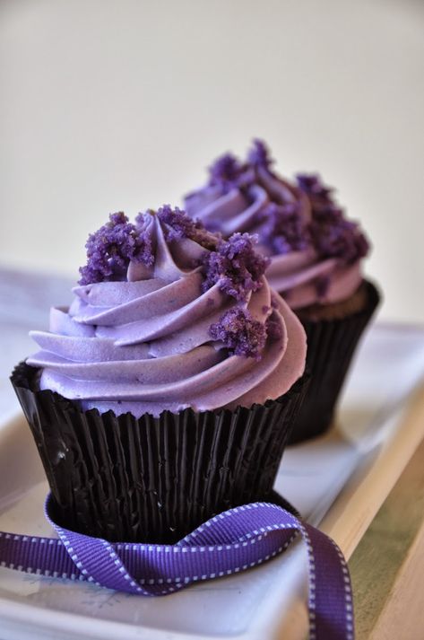 Purple Velvet Cake | Purple Velvet cupcakes are the new "red velvet cupcakes". Order them ... Purple Velvet Cupcakes, Purple Velvet Cakes, Purple Desserts, Purple Cupcakes, Purple Food, Wedding Cake Roses, Purple Cakes, Purple Birthday, Velvet Cupcakes