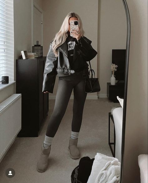 Light Grey Uggs Outfit, Grey Ugg Outfit Ideas, Gray Ugg Slippers Outfit, Grey Platform Uggs Outfit, Grey Ugg Outfits, Outfits With Grey Uggs, Grey Mini Uggs Outfit, Grey Uggs Outfit Winter, Grey Ugg Boots Outfit