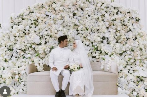 Pelamin Minimalist Dewan, Dekor Engagement, Wedding Pelamin, Wedding Dais, Bridal Flower Arrangements, Pelamin Nikah, Malaysian Wedding, Dekorasi Wedding, Nikah Decor