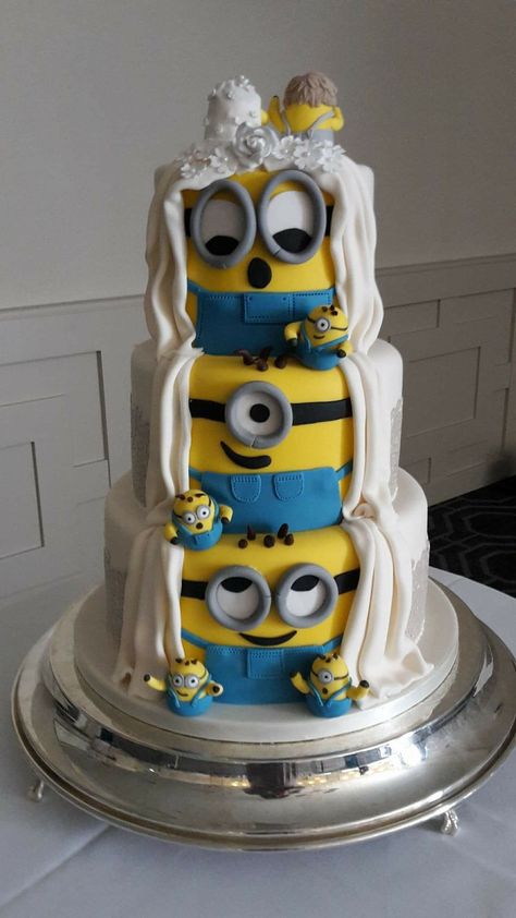 Minion Wedding Cake, Minion Wedding, Minion Mayhem, Minions Love, Cute Minions, Minion Cake, Funny Birthday Cakes, Minion Birthday, Minion Party