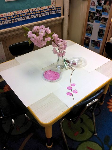 A simple but inviting spring blossoms provocation. {from Provocations and Play} Provocations Reggio, Art Provocations, Reggio Emilia Classroom, Reggio Inspired Classrooms, Reggio Emilia Inspired, Reggio Classroom, Reggio Inspired, Invitation To Play, Kindergarten Art