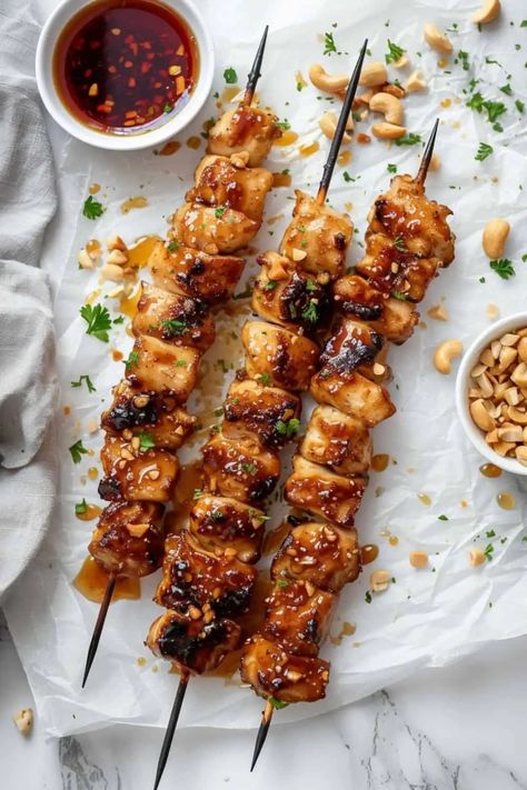 Honey Garlic Chicken Skewers - BeCentsational Honey Garlic Chicken Kabobs, Honey Garlic Chicken Skewers, Honey Chicken Skewers, Garlic Chicken Skewers, Garlic Marinade, Honey Sesame Chicken, Veggie Skewers, Sweet Chicken, Kabob Recipes