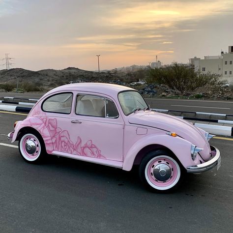 Pastel Beetle Car, Pink Beetle Car, Pink Volkswagen Beetle, Pink Beetle, Pink Cars, Vw Classic, Car Deco, Beetle Car, Vw Vintage