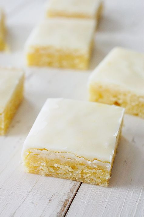 Orange almond blondies Orange Blondies Recipe, Orange Blondies, Almond Blondies, Refreshing Snacks, Bar Cookies, Cookie Bar Recipes, Orange Recipes, Brownie Recipes, Marzipan