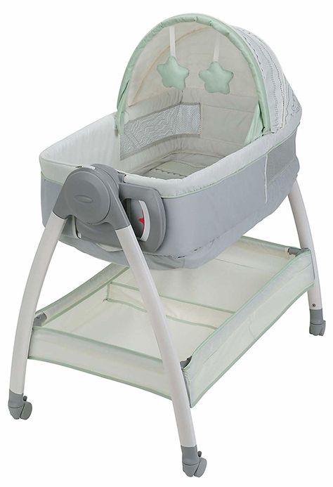 A multi-use bassinet with a 180-degree flip that turns it into a changing table, which extends the life as it can be used until your baby is 30 lbs. Portable Baby Bassinet, Best Bassinet, Graco Baby, Bedside Bassinet, Portable Bassinet, Baby Swag, Large Storage Baskets, Buybuy Baby, Baby Bassinet