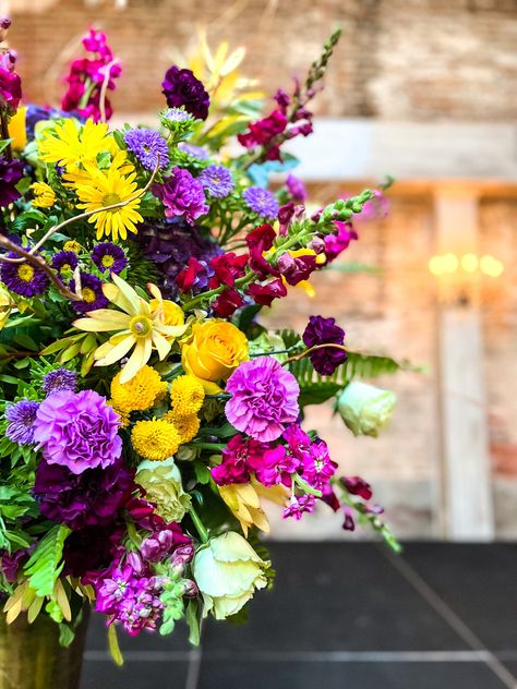 Mardi Gras Flowers, Mardi Gras Wedding Theme, Mardi Gras Wedding, Mardi Gras Centerpieces, Flower Arrangements Wedding, Decor Event, Mardi Gras Decorations, Centerpieces Wedding, Mardi Gras Party