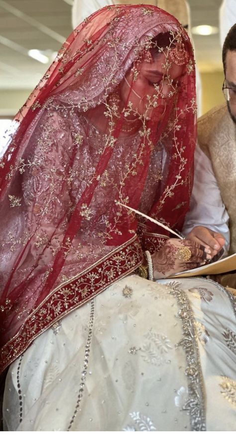 Nikah Dupatta Ideas, Nikkah Dupatta Ideas, Muslim Bridal Lehenga, Nikaah Aesthetics, Dulhan Dupatta, Pakistani Nikkah Bride, Nikah Dupatta, Nikkah Dupatta, Muslim Bridal Dress