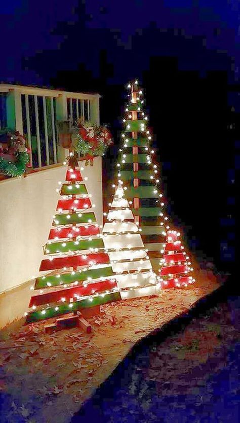 A bunch of scrap wood pieces painted in green and red are more than enough to make beautiful Christmas tree alternatives. Just add some LED lights on them. Wooden Pallet Christmas Tree, Christmas Decorating Hacks, Jul Diy, Pallet Christmas Tree, Pallet Christmas, Christmas Yard, Noel Christmas, Christmas Tree Lighting, Christmas Wood