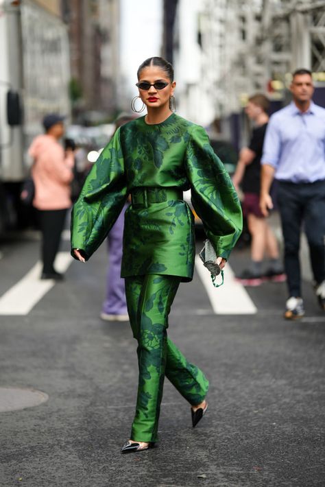 Not sure if matching sets are your thing? Well NYFW street style will prove to you that even the wildest sets are worth it. This all green suit exudes confidence. Pant Suit Street Style, Nyfw 2022, Nyfw Street Style, Green Suit, Event Outfit, The Best Street Style, Best Street Style, Fashion Design Clothes, Street Chic