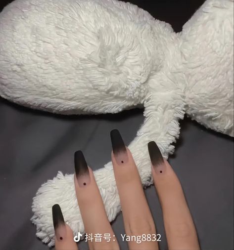 Simple Gradient Nails, Black Nails Gradient, Gradient Black Nails, Black Jelly Nails Aesthetic, Natural Length Nail Designs, Black Cloud Nails, Bmth Nails, Black Ombre Nail Designs, Black Fade Nails